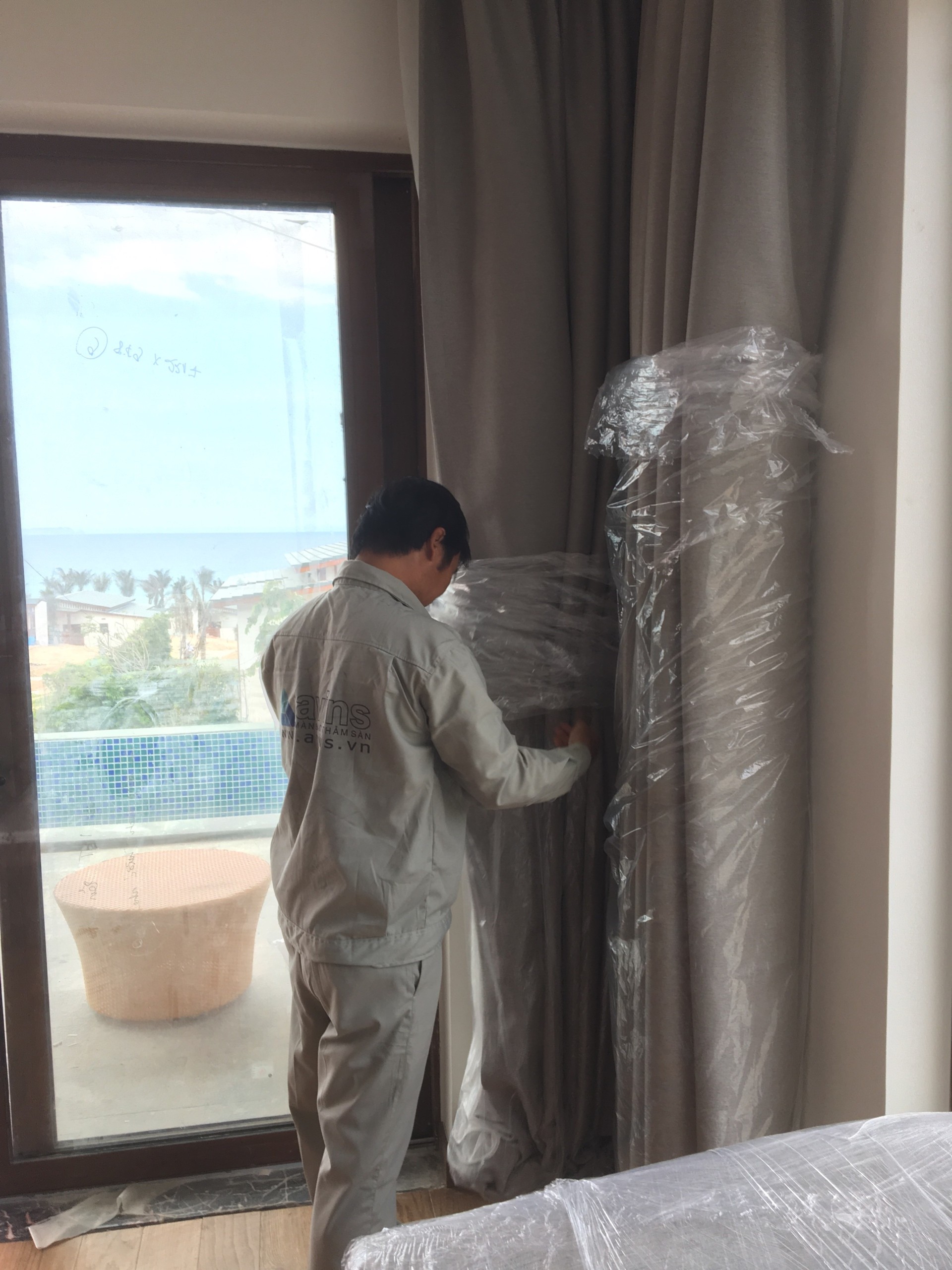 Thi công lắp đặt rèm vải motor và rèm cuộn motor cho resort biển 5 sao